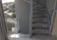 Escalier extérieur 2/4 tournant balancé en Aluminium proche de Montpellier