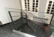 Escalier moderne 1/4 tournant balance en acier brut vernis incolore à Chambéry (73)
